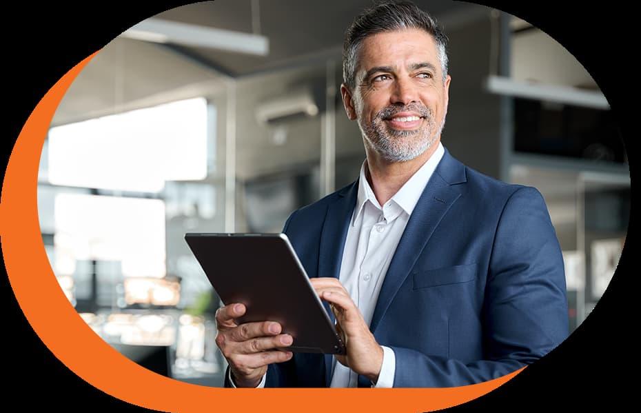 Image of two professionals analysing information on a tablet, representing monitoring, centralised management and decision-making supported by Quatenu