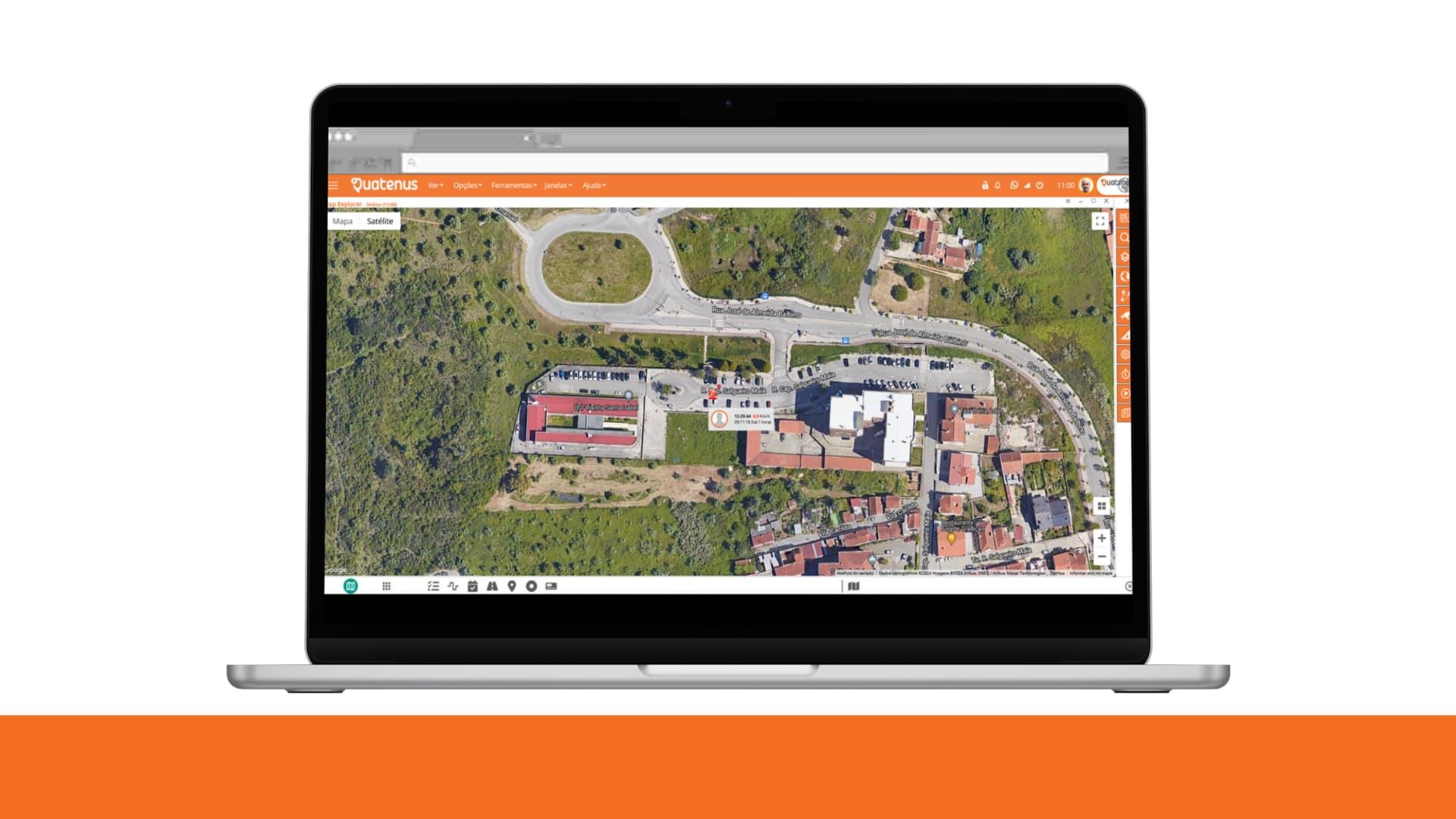 Portátil com vista aérea na plataforma Quatenus, apresentando localização e monitorização geográfica de activos