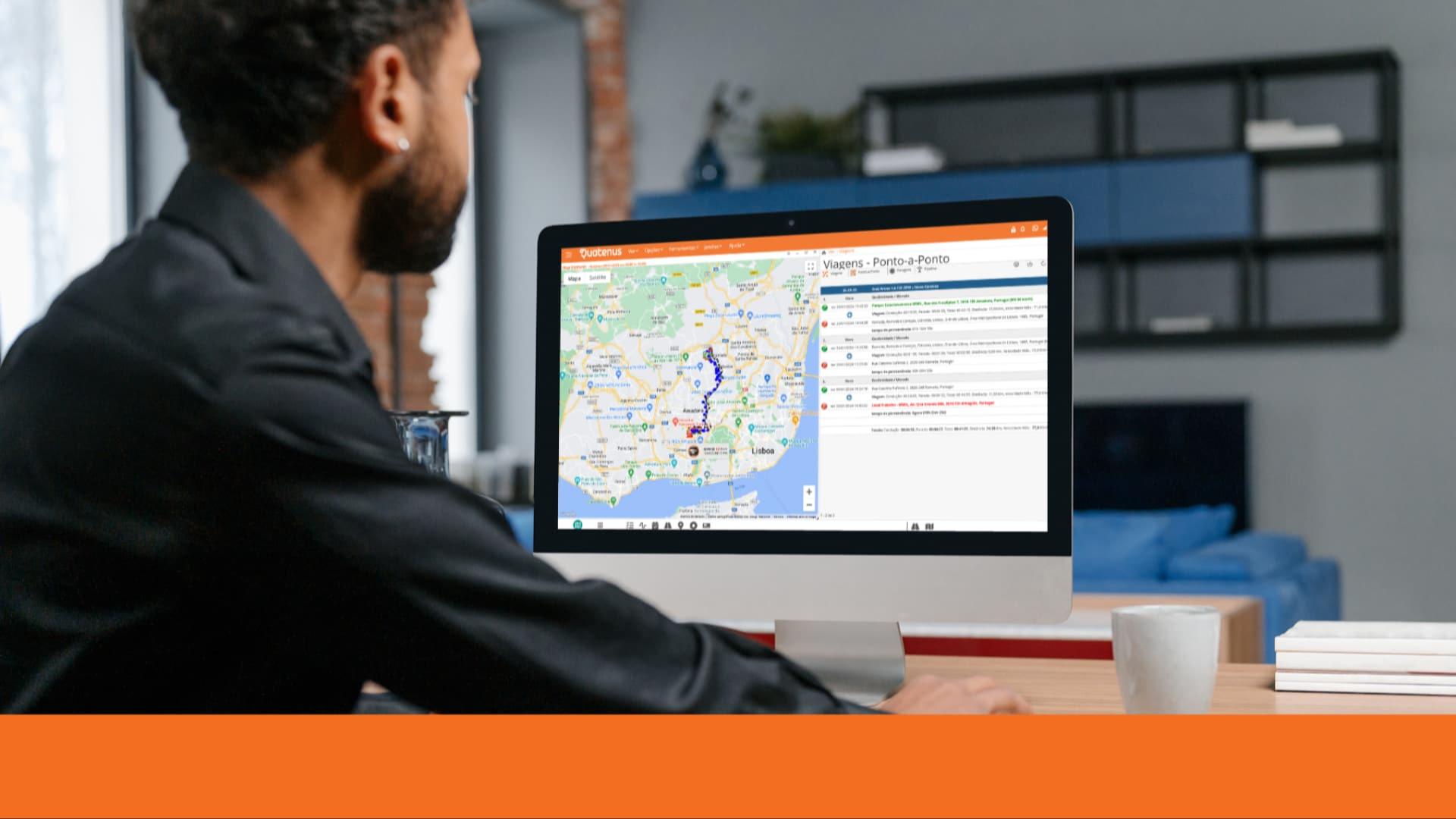 Utilizador a analisar mapa e painel da plataforma Quatenus no computador para controlo operacional